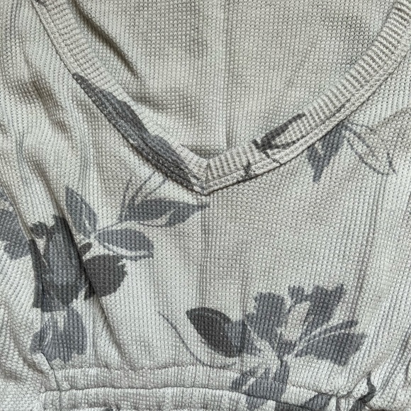 Isabel Maternity by Ingrid and Isabel Long Sleeve Waffle Knit Floral Top Grey XS - Picture 4 of 6